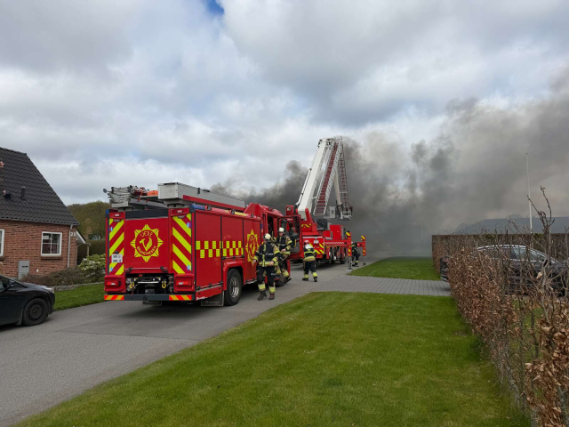 Voldsom brand fylder stille boligområde