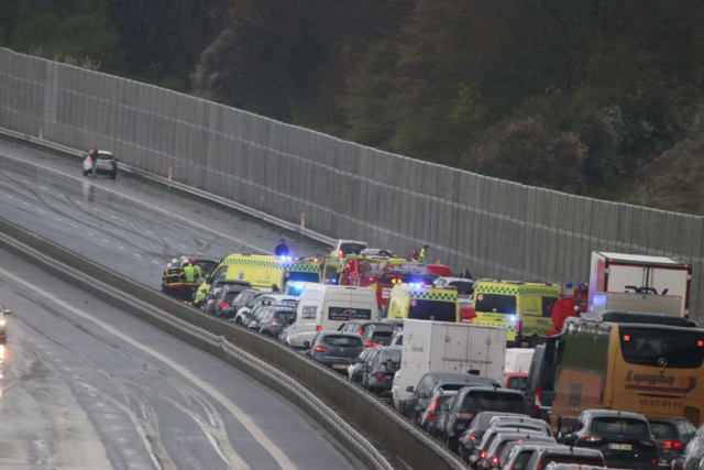 Det er vanvittigt glat: Bil er snurret rundt og tre biler kørt sammen på motorvej