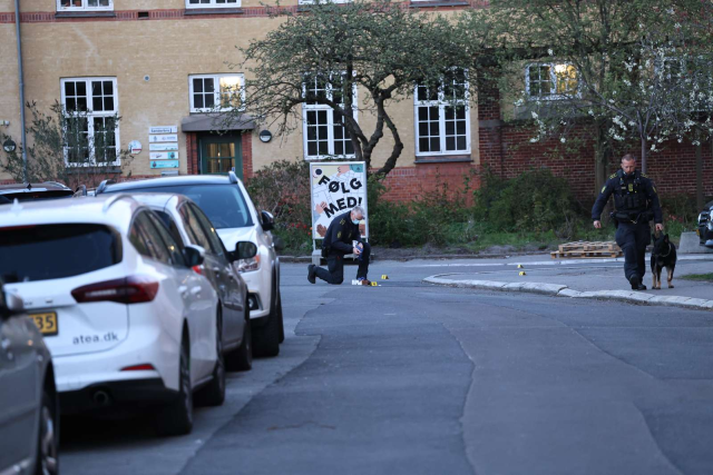Politistyrker sværmer om stedet: Blodet sprøjter på gaden