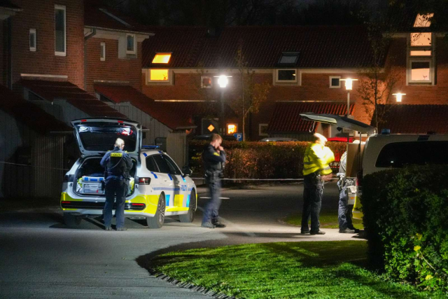 Massivt til stede: Person i DNA-dragt ført væk