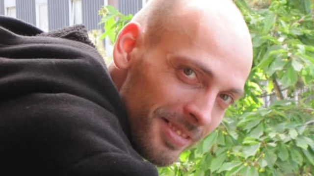 Far til tre udsætter uskyldig kvinde for brutalt mareridt på græsplæne