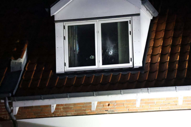 Småbørnsfamilie vækket af skud: Nu er der nyt