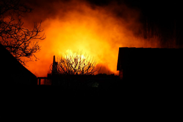 Voldsom brand: Flammer opsluger husets tag