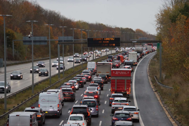 Alvorligt færdselsuheld: Motorvej spærret i begge retninger