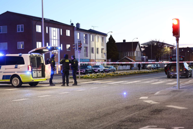 Massivt til stede: Mistænkeligt forhold – vej HELT spœrret