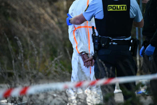 LIGE NU: Ført væk i DNA-dragt efter mystisk politiaktion