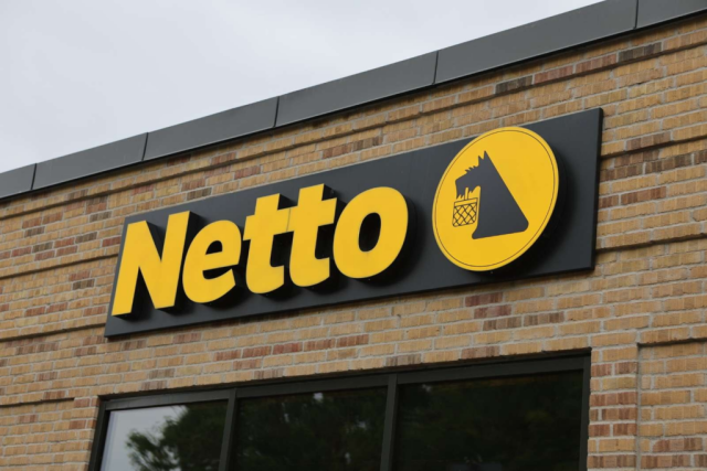 Går fuldstændig amok i Netto: Spytter, bider og slår ansat