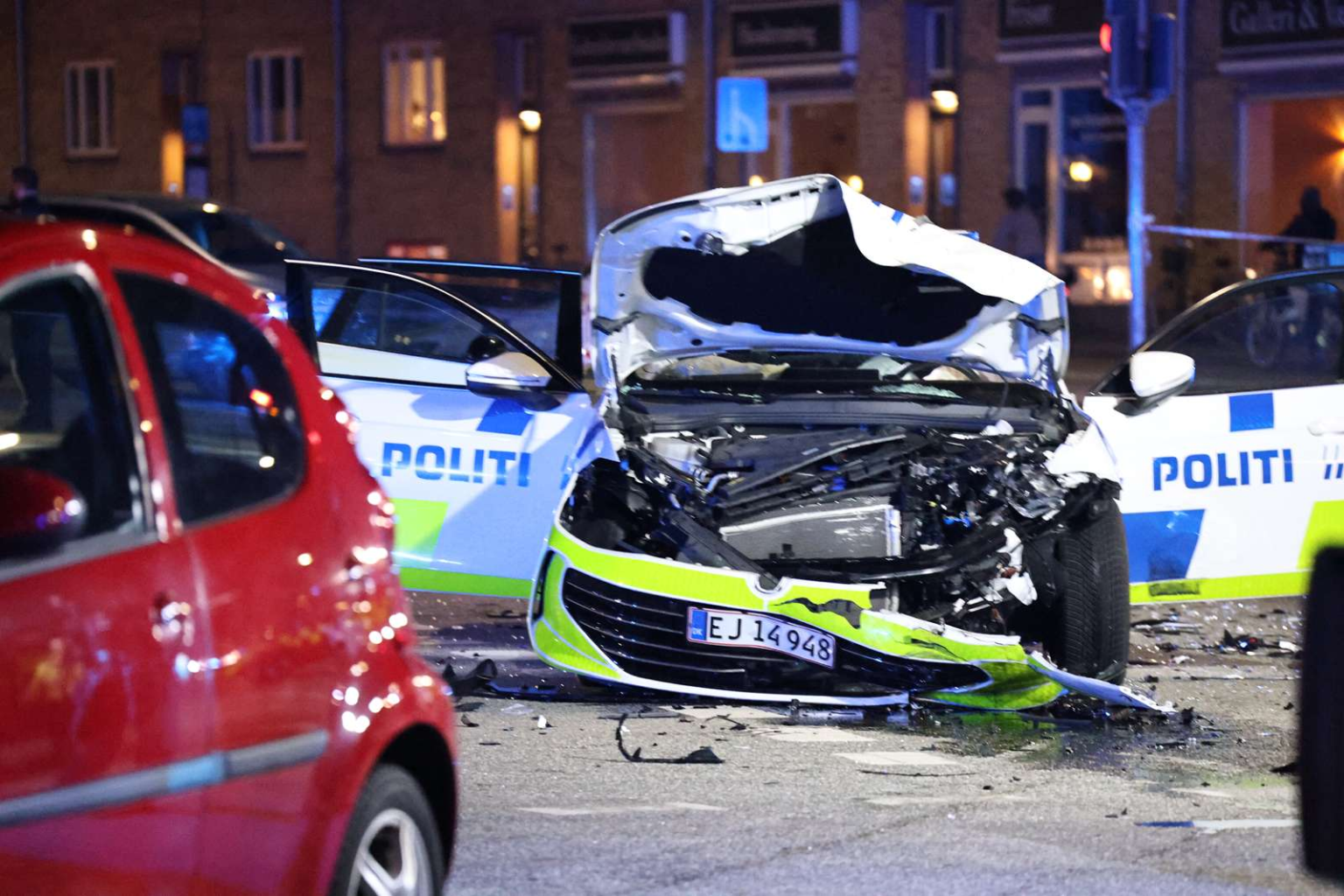 Flere hastet på hospitalet: Politibil smadret i voldsomt ulykke