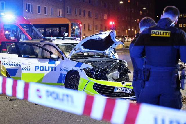 Flere hastet på hospitalet: Politibil smadret i voldsomt crash