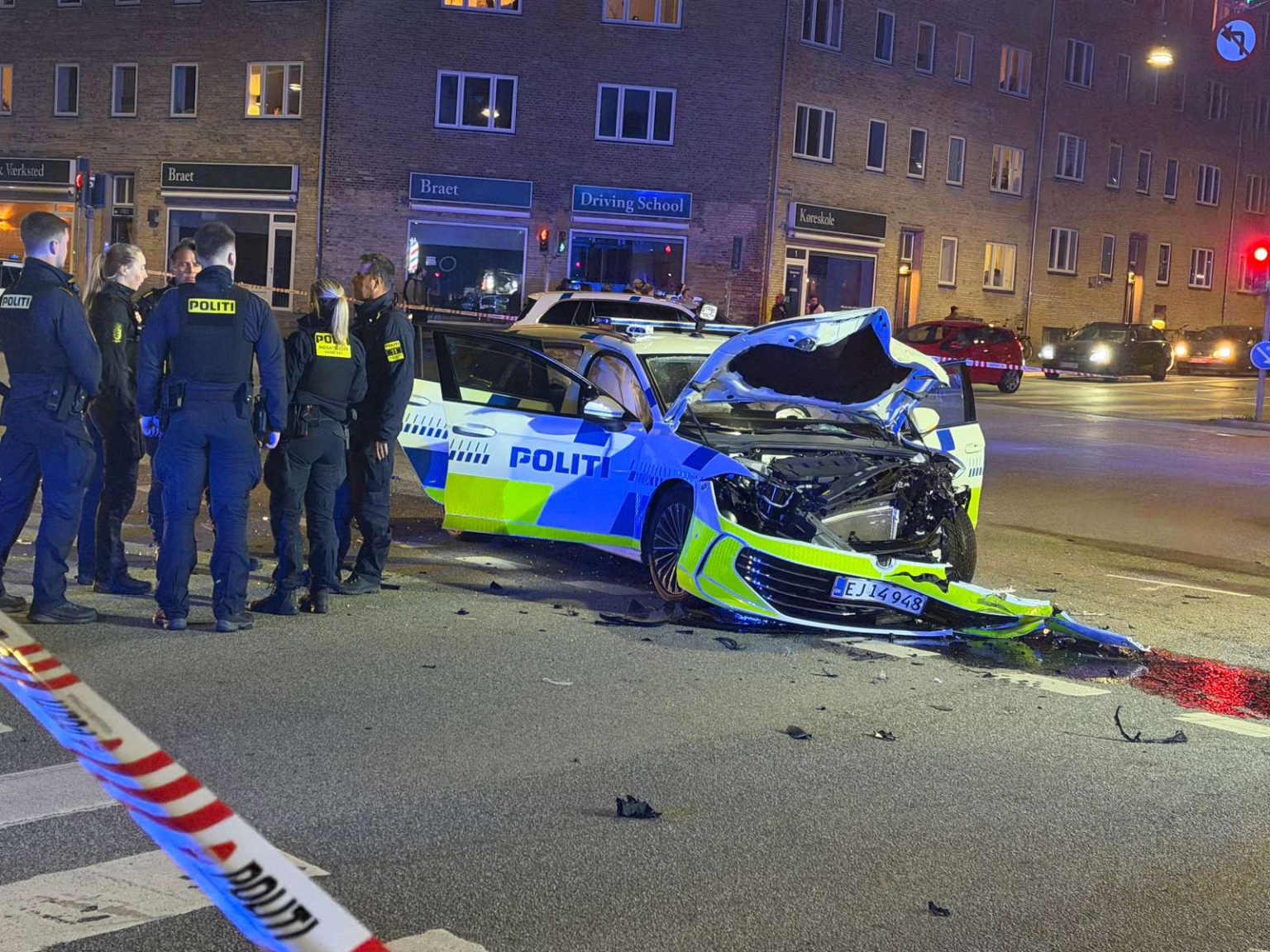 Flere hastet på hospitalet: Politibil smadret i voldsomt ulykke
