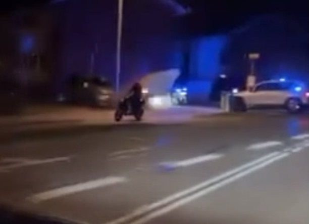 Vild video: ‘Han bliver påkørt tre gange af politiet’