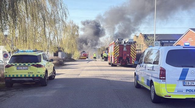 Massiv brand i storby: Kan ses fra flere kilometer