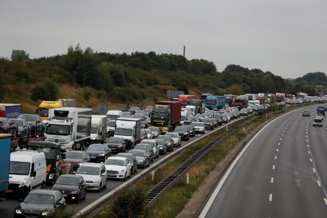 Kaos i morgentrafikken: Flere biler er kørt sammen på motorvejen