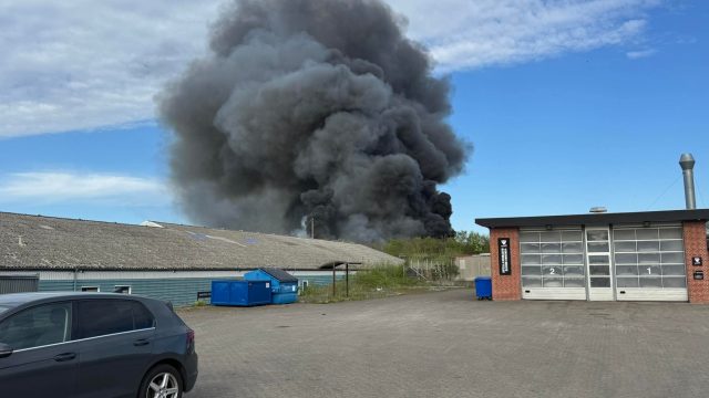 Kæmpe brand LIGE NU: “Kan ses mange kilometer væk”