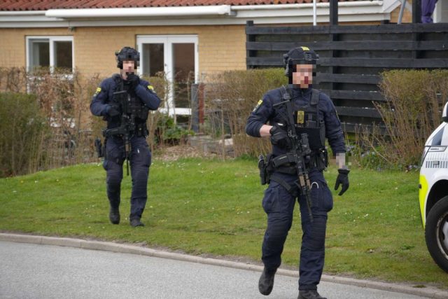 Beboere skal blive inden døre: Kampklædt politi i villakvarter