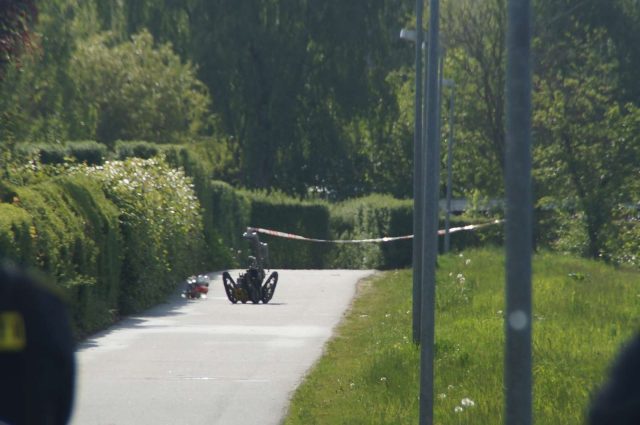 Kæmpe politiaktion: Politi benytter bomberobot