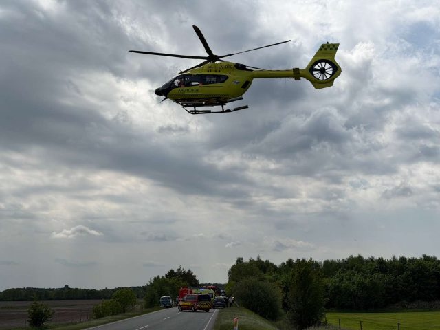 Bil vender med snuden i vejret: Redningshelikopter kommer til undsætning