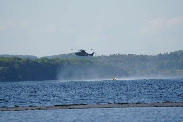 Helikoptere og ambulancer: Politi massivt til stede ved fjord