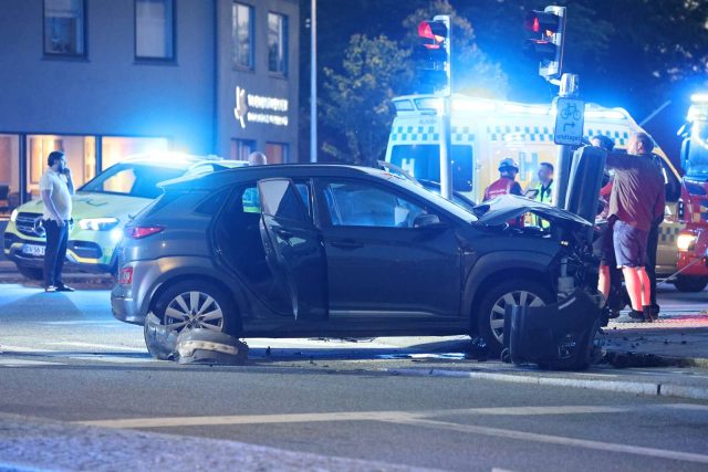 Bil brager ind i lyskryds: Kølerhjelm splittet ad