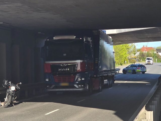 Lastbil påkører bro: Togtrafikken helt lammet