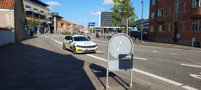 Politi massivt til stede ved banegård: Vidner melder om maskingeværer