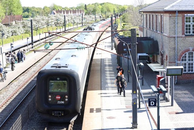 Trafikken står helt stille: Person ramt af tog