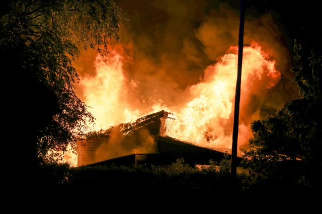 Meterhøje flammer fyldte nattehimlen: Massiv udrykning til eksplosionsbrand