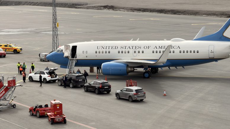 Her ankommer Jeff Landry i et amerikansk fly til Nuuk International Airport som en del af den specielle delegation