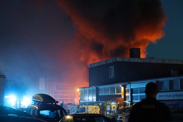 Chokerende billeder: Bilbrand udviklede sig voldsomt