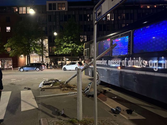 Uheld med partybus: Flugtbilist efterlod pinligt spor midt på vejen