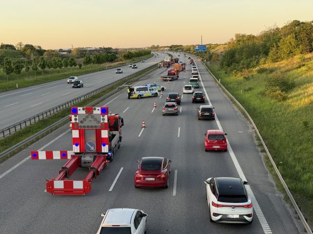 Svæver mellem liv og død: Ramt af lastbil på motorvej