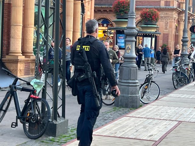 Massiv politiudrykning i København: Drama foran Tivoli