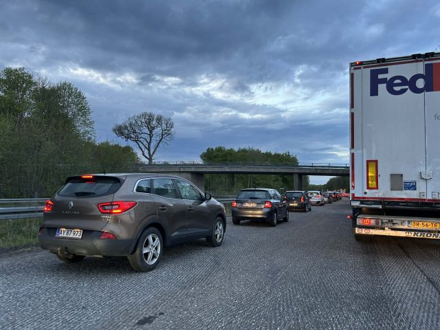 Står fuldstændig stille: Massiv kø på travl motorvej