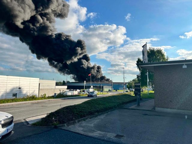 Voldsom bygningsbrand: Massiv røgsøjle stiger til vejrs