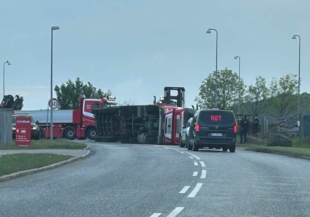 LIGE NU: Voldsomt uheld – lastbil ligger på tværs af vejbanen