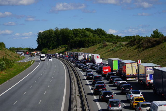 Kaos på E45: Kunstner sidder midt på motorvejen – spor HELT spærret