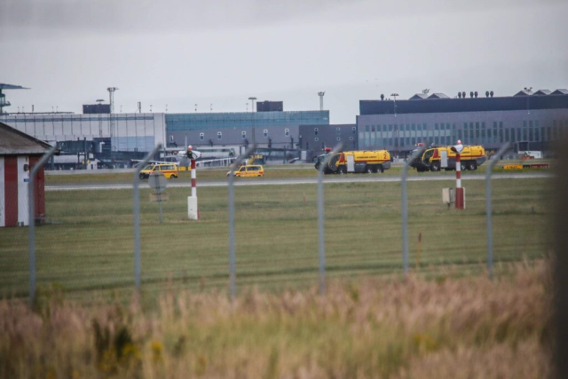Kendt dansk skuespiller falder ud af fly