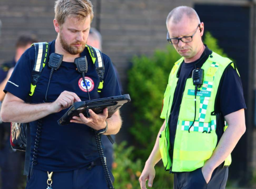 ‘Børnene er inde i huset. Konen er kommet løbende fuld af blod og råber på hjælp’