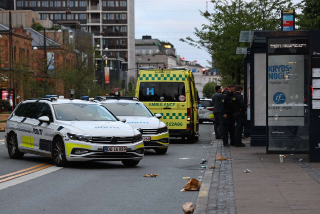 Politistyrker vrimler til Old Irish: Dramatiske scener foran et hav af vidner
