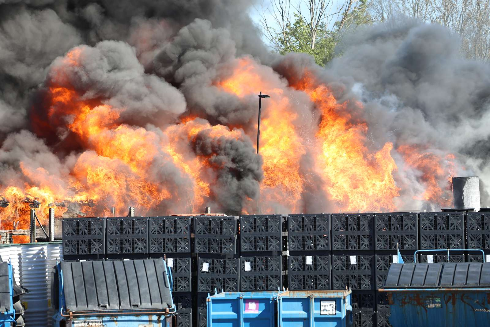 Massiv brand raser i lagerbygning i Skovlunde — image 3