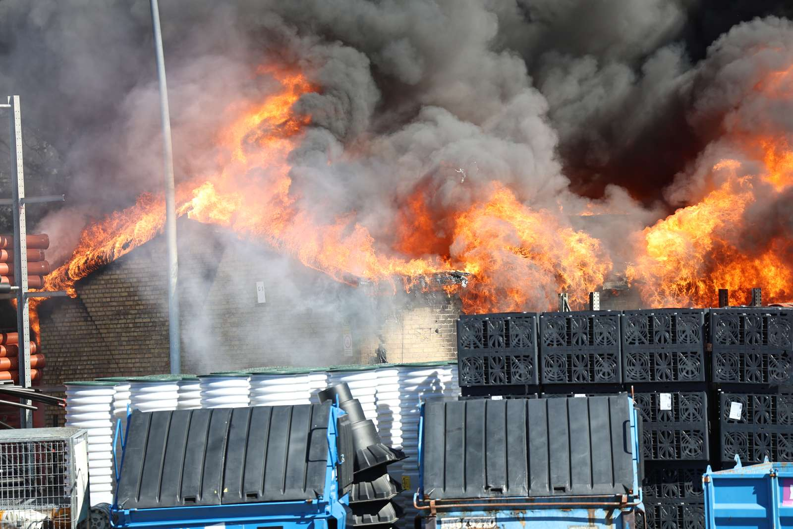 Massiv brand raser i lagerbygning i Skovlunde — image 5