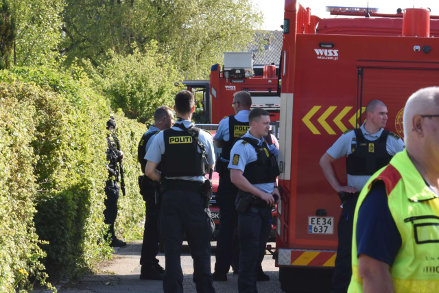 Beboere skal blive inden døre: Kampklædt politi i villakvarter