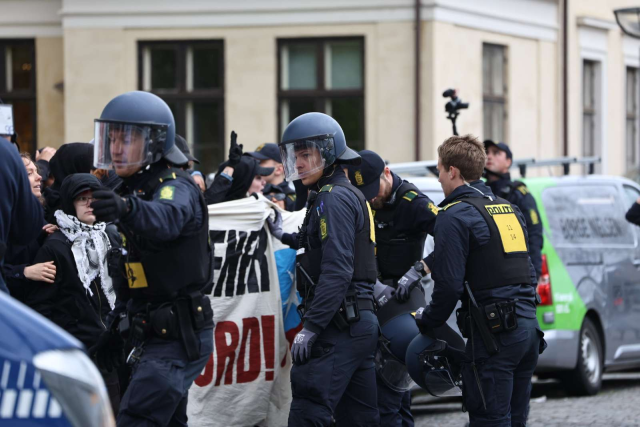 Lige nu: Politiet bruger magt over for demonstranter