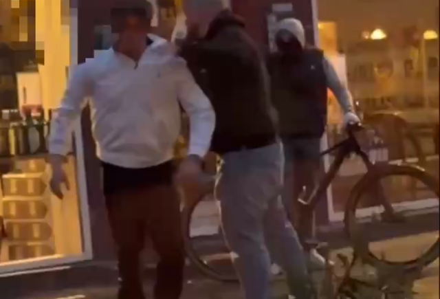 Video viser sekunderne efter uhyggelig hændelse på åben gade: ‘Hold da kæft han bløder – ej, nej, nej, nej’
