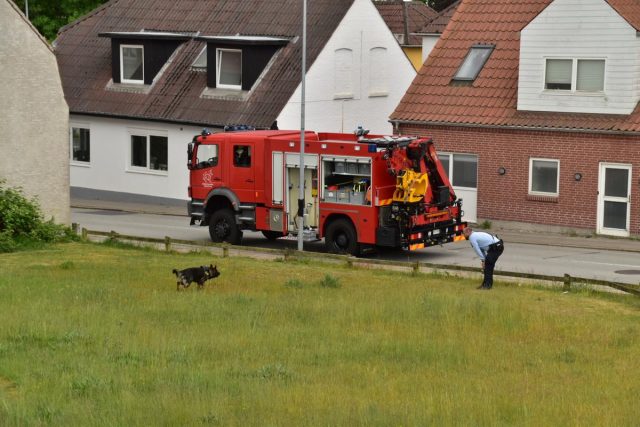Efter blodigt knivstikkeri: Politiet efterlyser denne kvinde