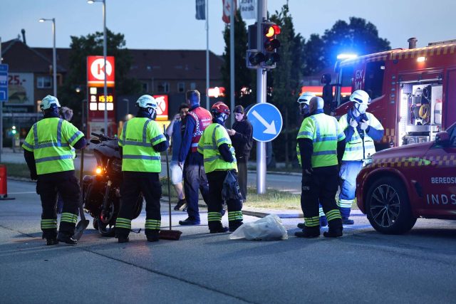 Færdselsuheld spærrer hovedgade: Motorcyklist involveret