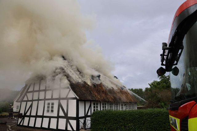Lyn slår ned i tag: Hus står i flammer