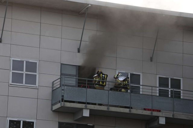 Stor bygningsbrand: Brandfolk stormer ind i redningsaktion
