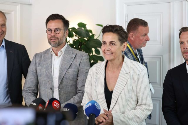 Minister stormede ud af lokale, da ubehageligt spørgsmål kom