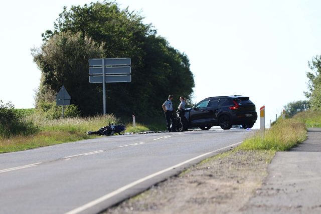 Motorcykel og bil kolliderer i voldsomt færdselsuheld
